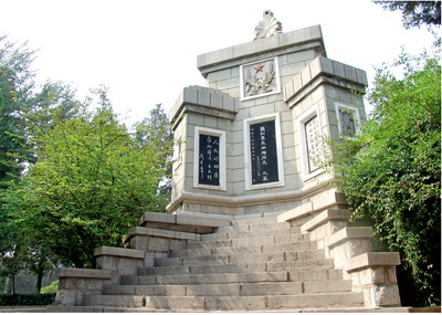 罗炳辉墓,王麓水墓;西侧自南向北,依次是仰风承志亭,革命烈士公墓