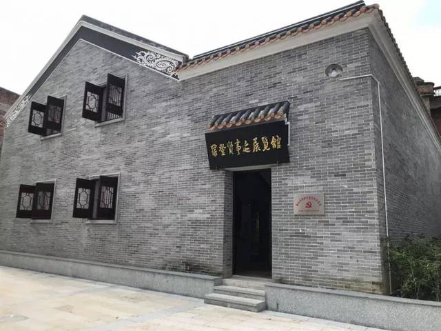 罗登贤出生于1905年,他幼年丧父,十几岁时跟随姐夫在香港一家造船厂